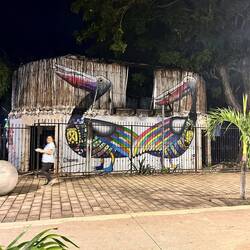 farbiger Kunst-Kontrapunkt gegenüber