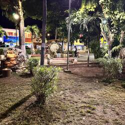 Steinskulpturen auf dem Platz beim Stadthaus