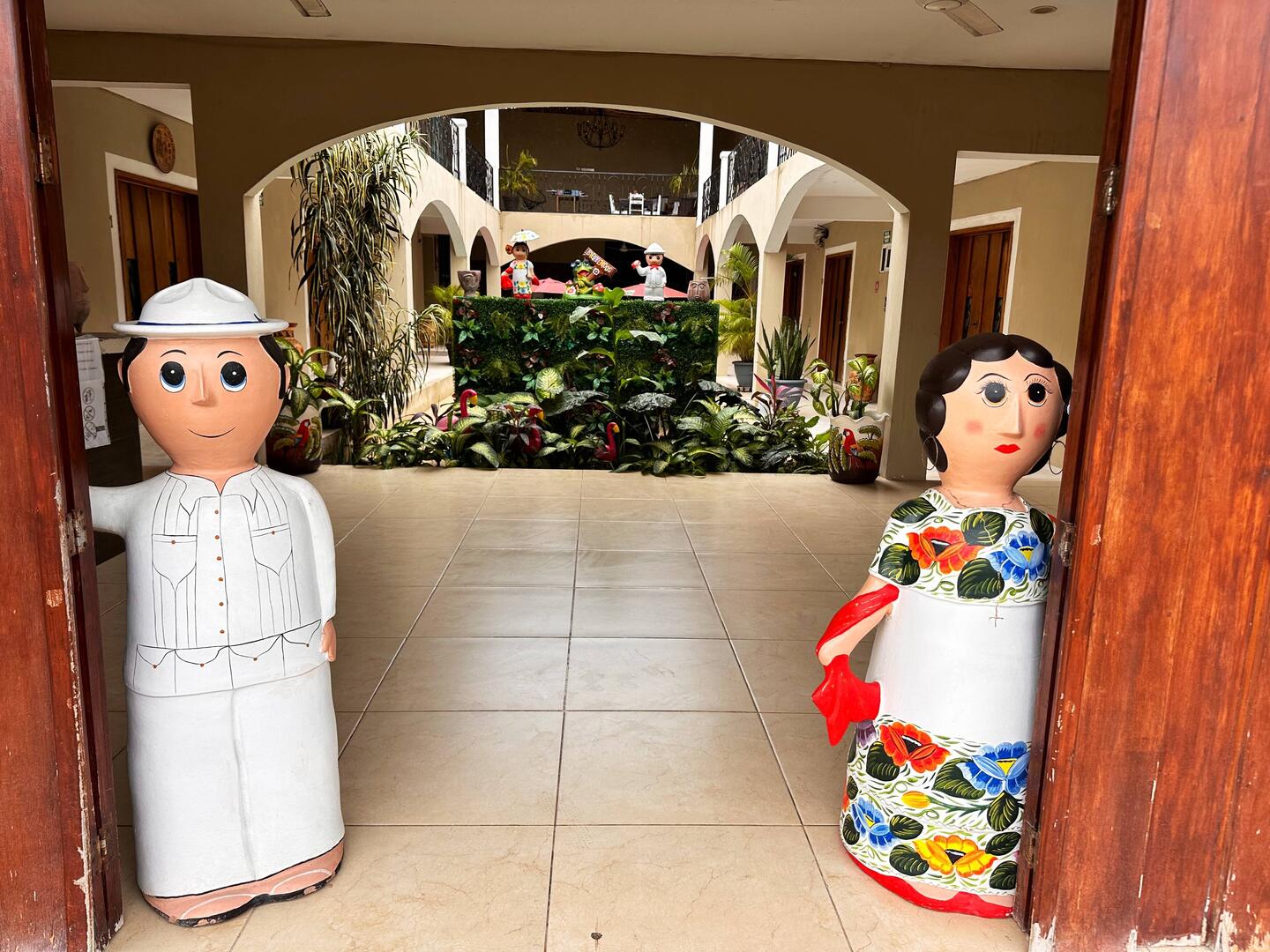 ein schöner Innenhof mit Figuren