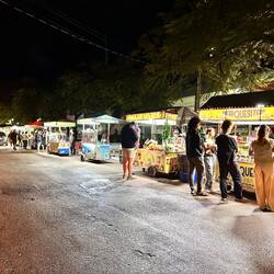 Ansammlung zwischen Kirche und Sportplatz