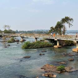 Eine lange Brücke führt über den oberen Teil des Wasserfalls