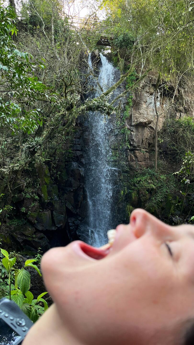 Tanja trinkt den Wasserfall