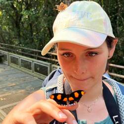 Tanja ahmt den Schmetterling nach...