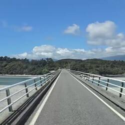 Brücke über den Haast River mit zwei Buchten zum Ausweichen