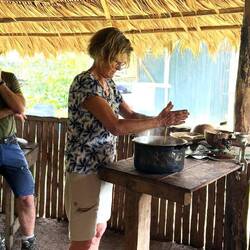 Därefter tillsätter man kakaomassan, lite i taget, till kokande vatten.