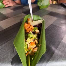 Kyckling, kassava, bönor och ris serverat i ett banan-blad.