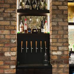 Hotelbar mit sensationeller Zapfanlage: Die ersten 3 Hähne von links sind Bier 🍺 Dann zwei Wein 🍷