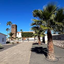 La Oliva - zentraler Platz mit kleiner Kirche