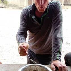 Mittagessen aus der gemeinsamen Schüssel. Hot, hot, hot!