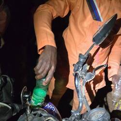 Tanken auf afrikanisch, irgendwo in einem winzigen Dorf