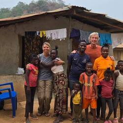 Moses und seine Familie (mit einer Nichte und einen Nachbarjungen) vor seinem Haus