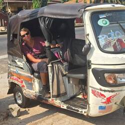 Im KehKeh ist's vergleichsweise komfortabel. Außer man teilt es sich zu viert (plus Fahrer)...