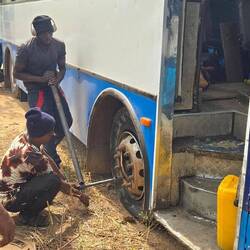 Plattfuß auf der Landstraße. Der Wechsel hat nur 50 Minuten gedauert.