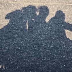 Zu dritt auf dem Motorrad, inkl. Gepäck