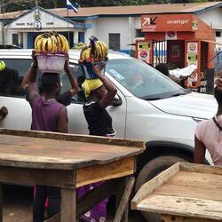 Einkaufen auf afrikanisch: direkt aus dem Auto heraus