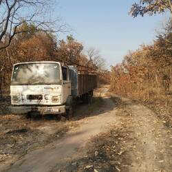 Wieso steht der Transporter hier, und vor allem wie ist er über den engen Weg überhaupt hergekommen?