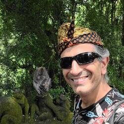 WAS der Mann hier trägt. Traditionell tragen die meisten Männer dies. Und den Sarong .Ein Wickelrock