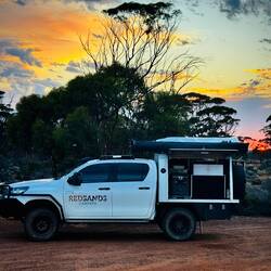 Camper im Abendlicht am See: schön!