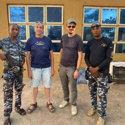 ...schlafen wir auf dem gut bewachten Hotelparkplatz