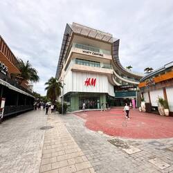 weitere Tempel ... - viele Marken sind präsent hier