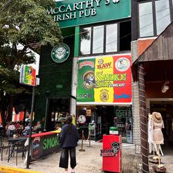 Pub, und ein Marihuana-Shop