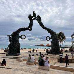 Denkmal der astronomischen un mathematischen Fähigkeiten der Maya + einer leuchtenden Zukunft