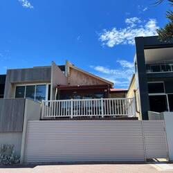 Hinter dem weißen Zaun ist unsere Terrasse mit Blick aufs Meer