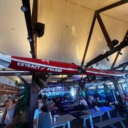 An dem Kayak hat ein Hai genascht