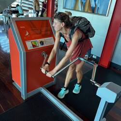 Lara versucht sich am Segel einholen