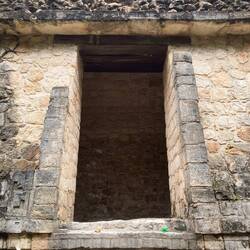 Mini und Max bewachen eine Grabkammer.