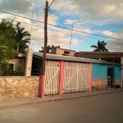 Selbst die Straßenlaternen und Strommasten sind unten pink.