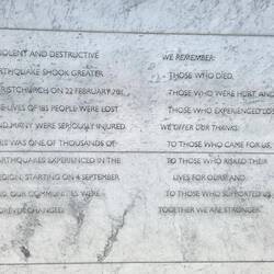 Eine lange Mauer mit allen beim großen Erdbeben Verstorbenen erinnert an die Katastrophe von 2011