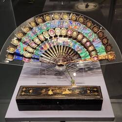 19th-century Chinese gilt lacquer "Thousand Faces" fan with a matching lacquer box