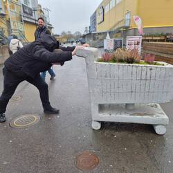 Größter Supermarkt Schwedens/Europas/der Welt/des Universums (?) mit schweren Wagen.