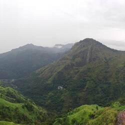 Ein Panorama, vom Little Adam’s Peak mit Blick auf das Tal und gegenüber Ella Rock