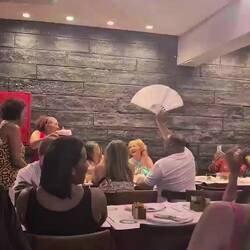 Kleine Geburtstagsparty im Restaurant