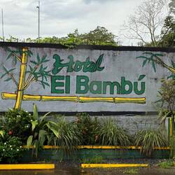 Passande hotell namn eftersom de flesta bungalows var byggda av bambu!