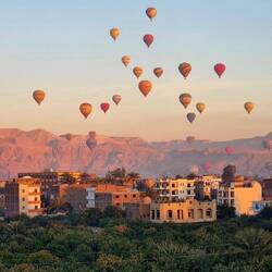 Le spectacle des montgolfières au lever du soleil