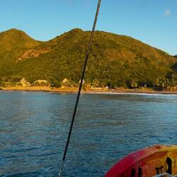 die "Little Bay" frühmorgens bei der Abfahrt nach St. Kitts