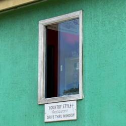 witzig: ein Ausgabefenster für fast food "drive through" 🤣