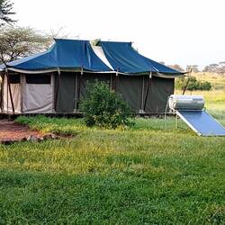 unser Zelt - Solar erwärmt das Wasser