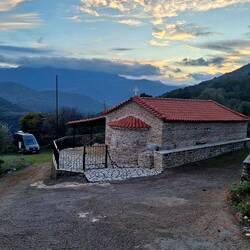 Unser heutiger Übernachtungsplatz neben der Kirche Taxiárches