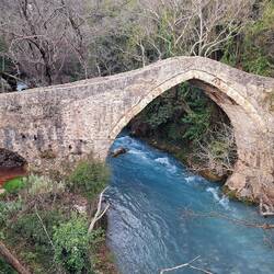 Hübsche alte Steinbrücke über den Fluss Lousios