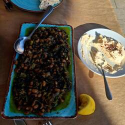 Schwarzaugenbohnen mit Blattkohl + Tyrokafteri hiesige Spezialität und sehr 😋