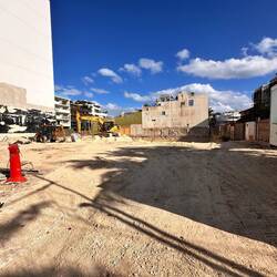 Bauplatz - habe gesehen, wie in der Vertiefung Beton in den Boden gepumpt wurde
