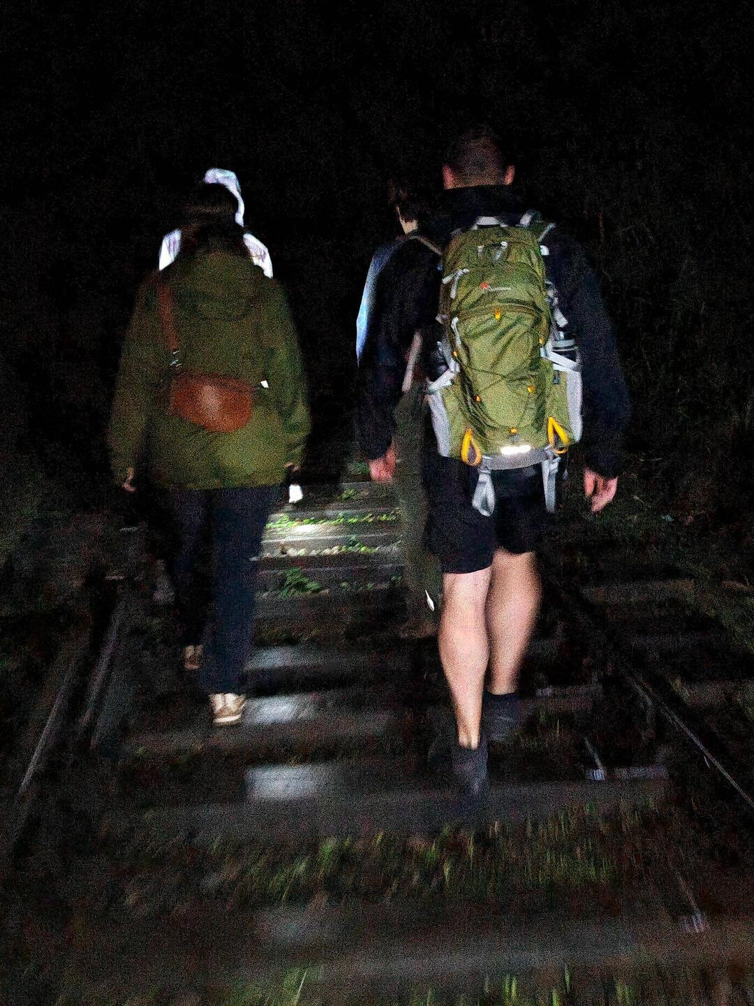 Die Bahngleise entlang... die sind übrigens extra breit (ursprl. von den Engländern gebaut)