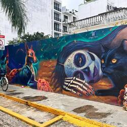 beeindruckendes Wandbild, hier gibt es eher wenig Schmierereien, dafür mehr und bessere Wandbilder