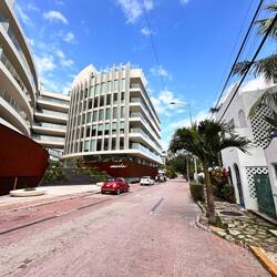 Architektur, 1. Strasse parallel zum Strand