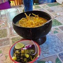 Khao Soi das 2te. Ausgezeichnet vom Geschmack. Das Hähnchen ist butterweich.