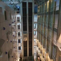 Blick aus dem Fenster. Gut: Kein Niederschlag! Schlecht: Blick ins überdachte Atrium!